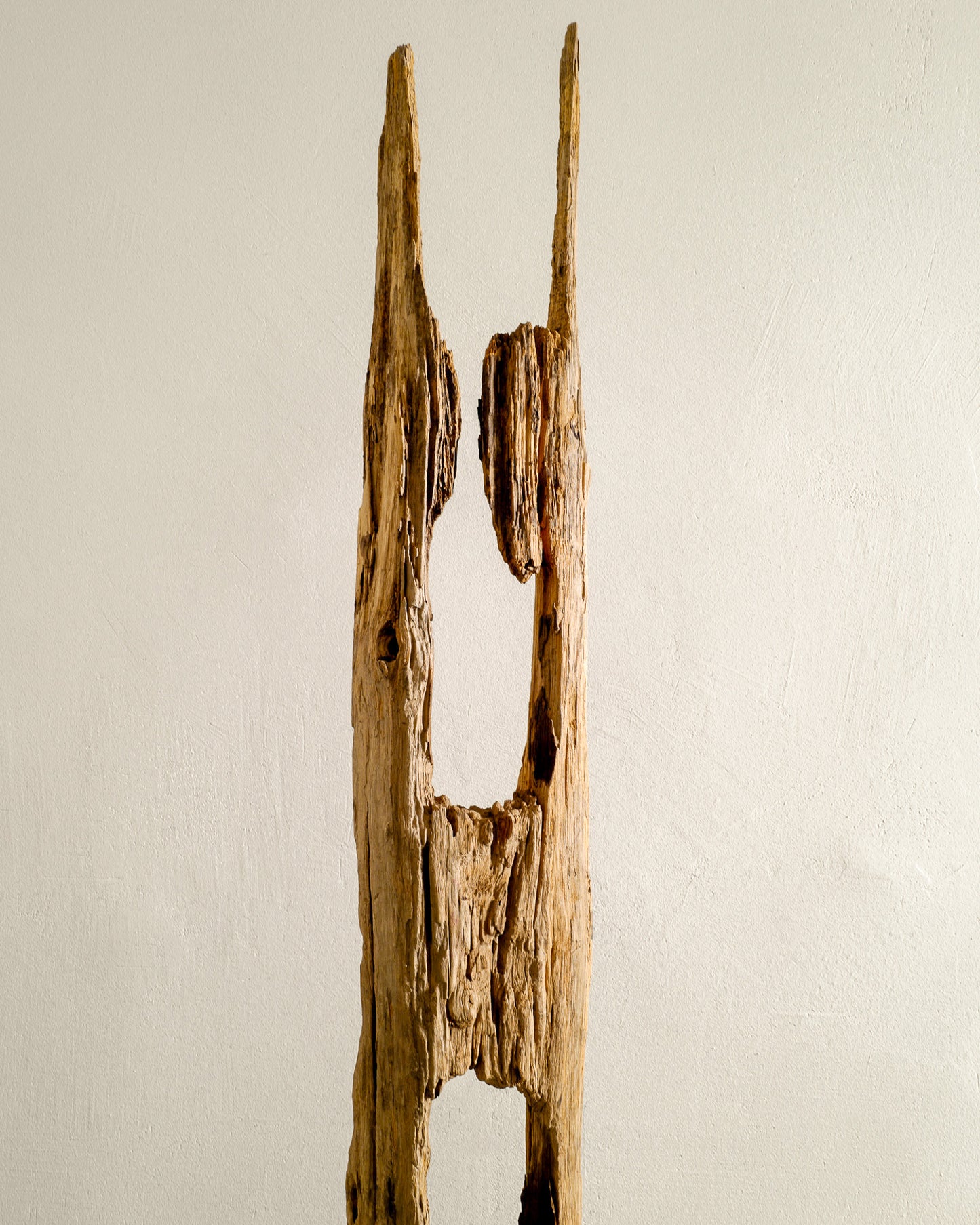 WOODEN TOTEME SCULPTURE