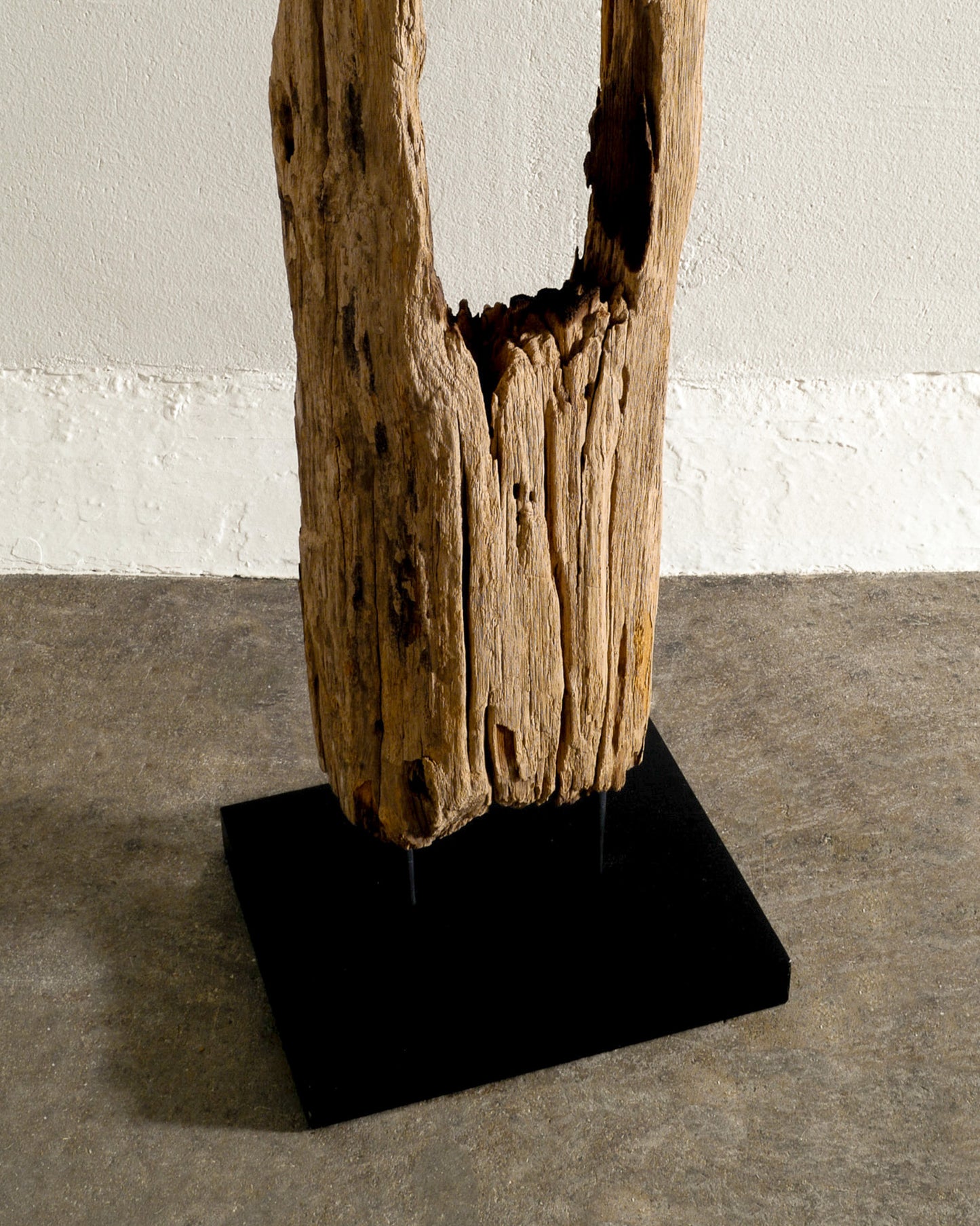 WOODEN TOTEME SCULPTURE