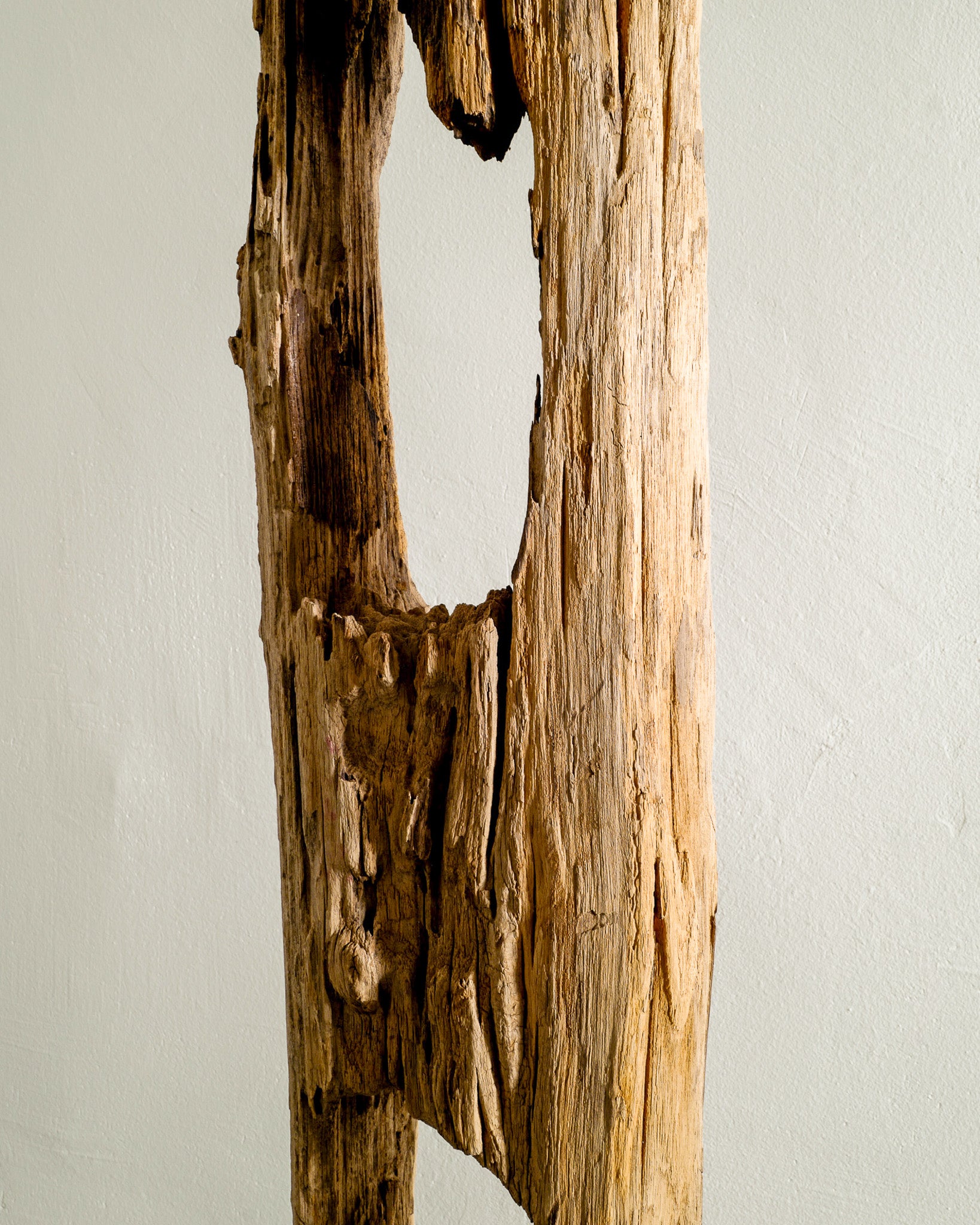 WOODEN TOTEME SCULPTURE