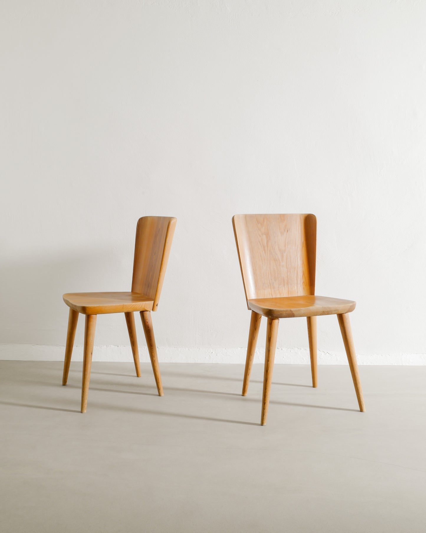 GÖRAN MALMVALL PINE CHAIRS, 1940s