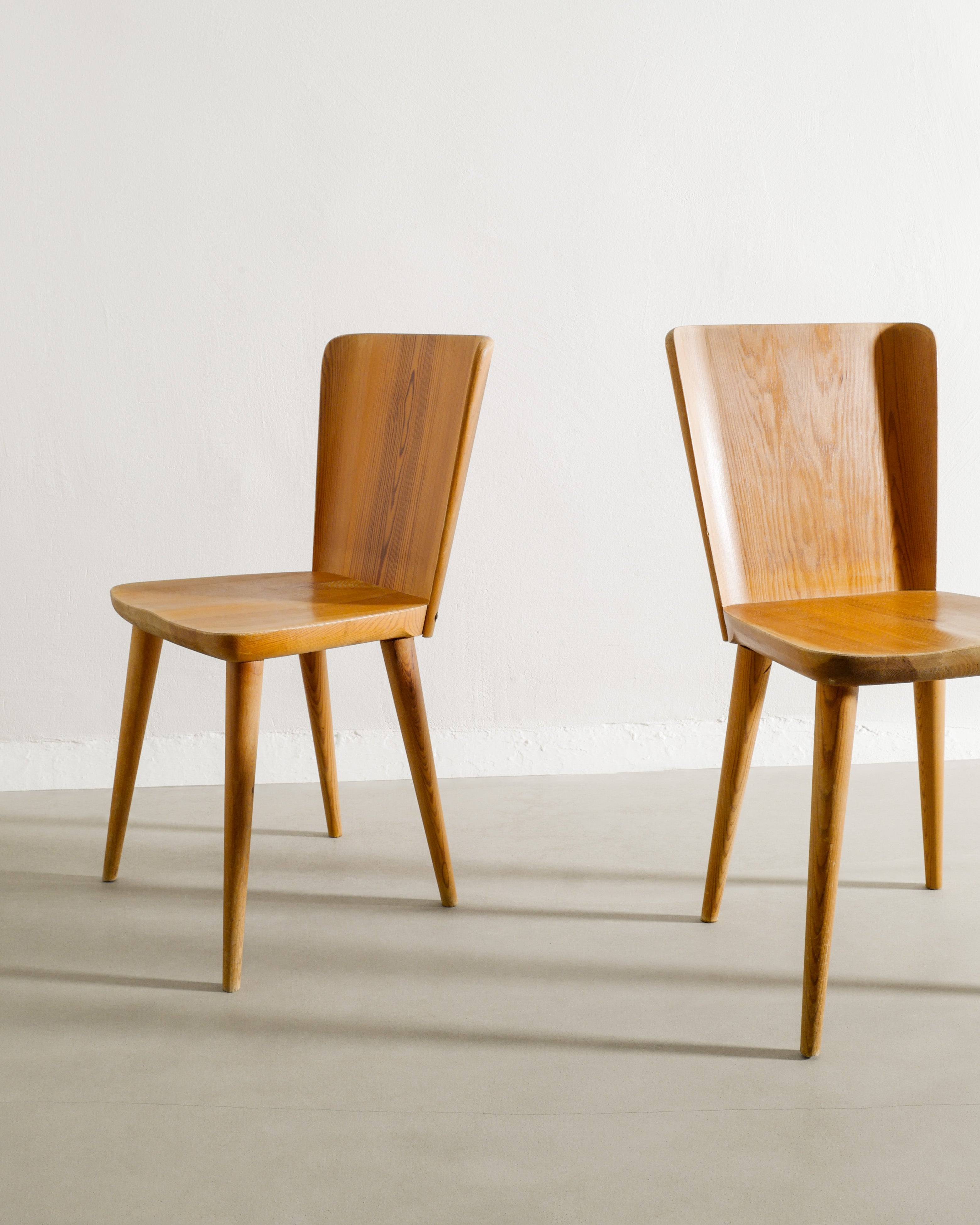 GÖRAN MALMVALL PINE CHAIRS, 1940s