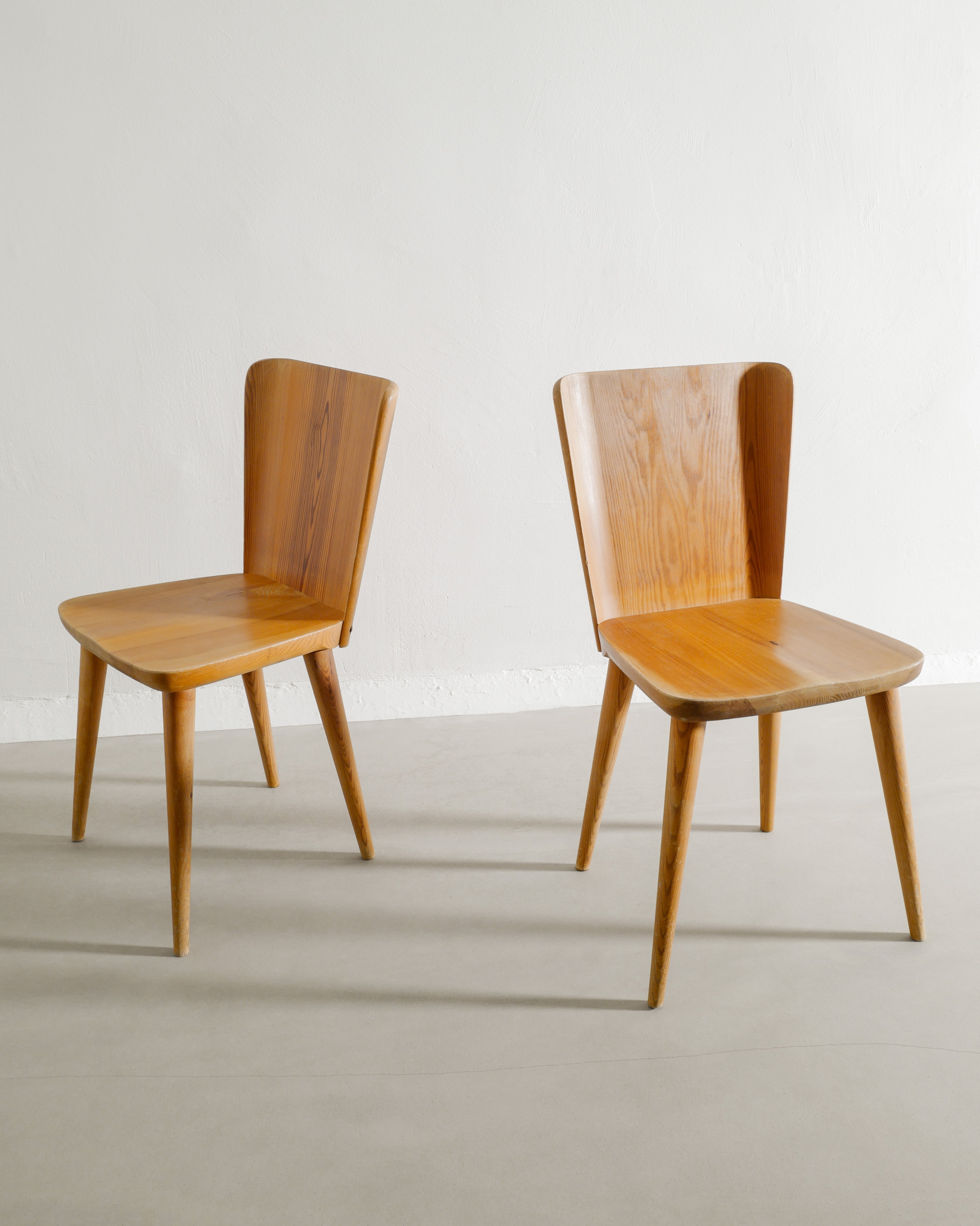 GÖRAN MALMVALL PINE CHAIRS, 1940s