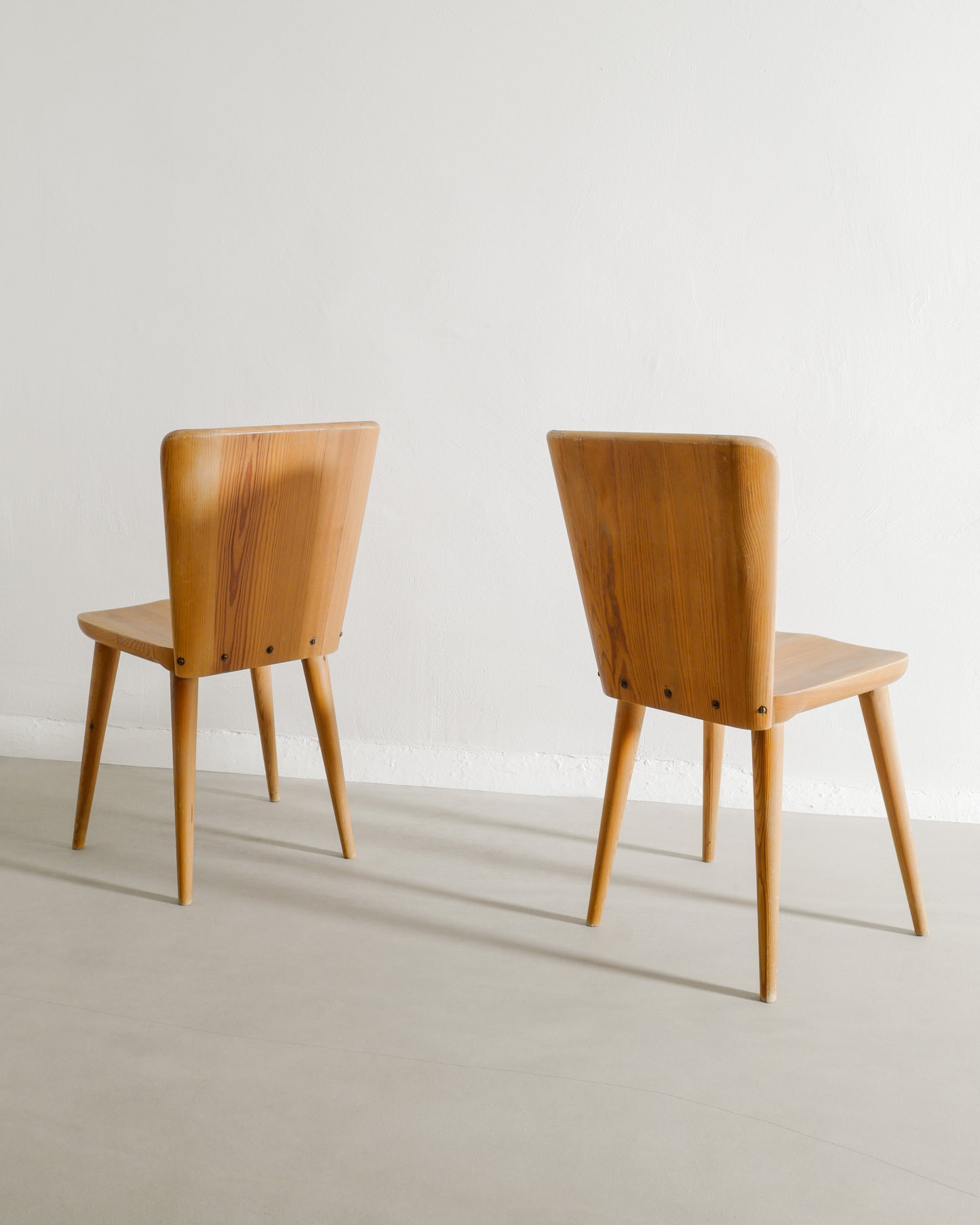 GÖRAN MALMVALL PINE CHAIRS, 1940s