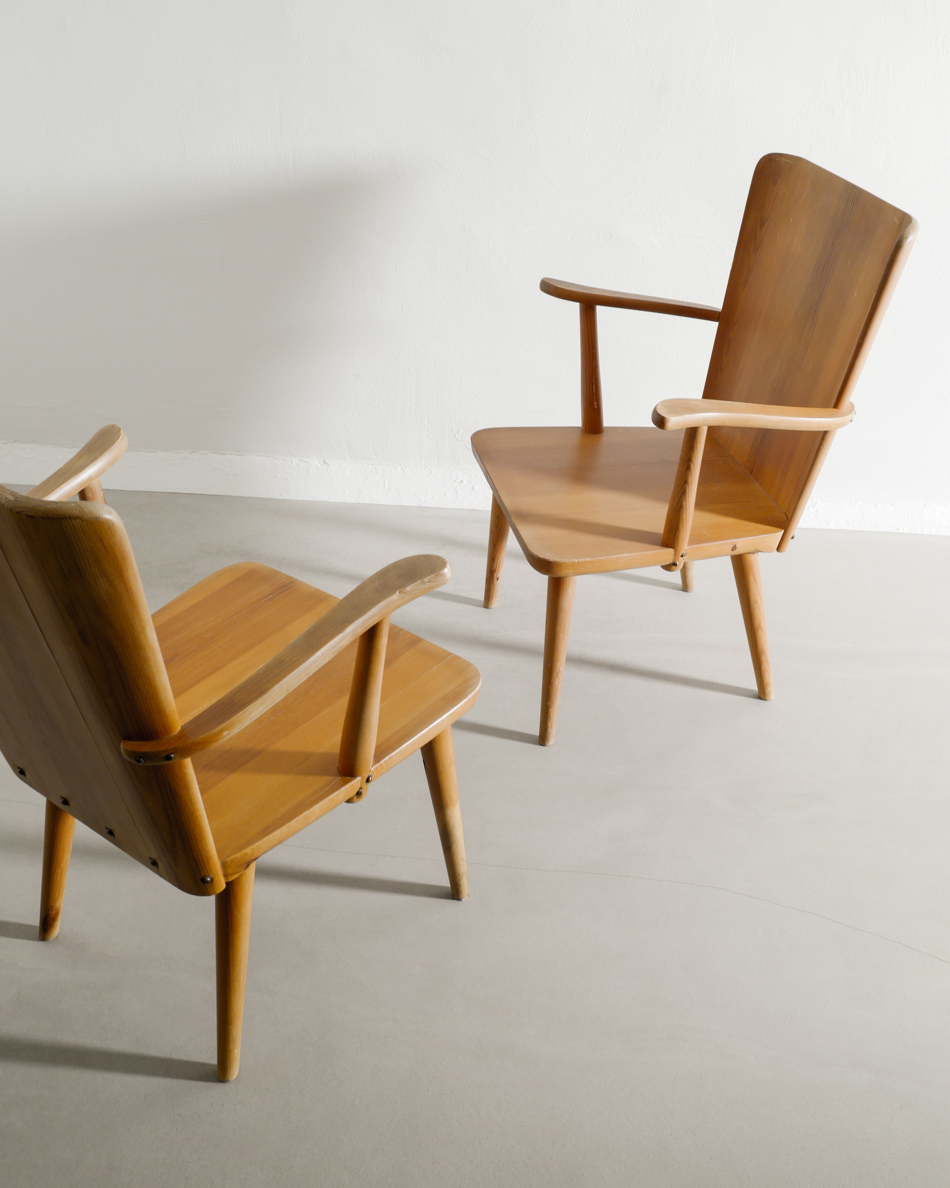 GÖRAN MALMVALL ARMCHAIRS IN PINE, 1940s